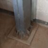 Unión de una columna armada con dos perfiles C a placa base y bloque de cimentación